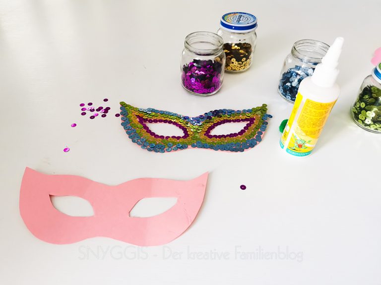  Foto zu Venezianische Masken mit Pailletten selber basteln - Snyggis Familienblog 