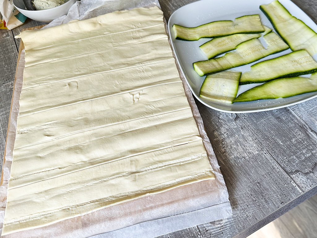 Blätterteig-in-Streifen-schneiden