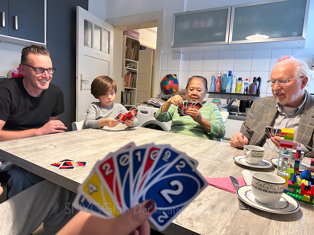 Uno-mit-Oma-und-Opa-spielen