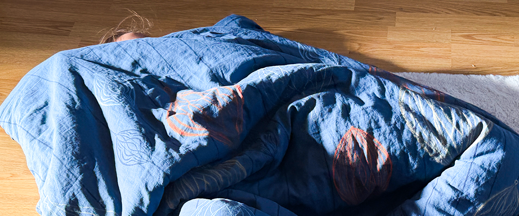 Kinder unter der Bettdecke