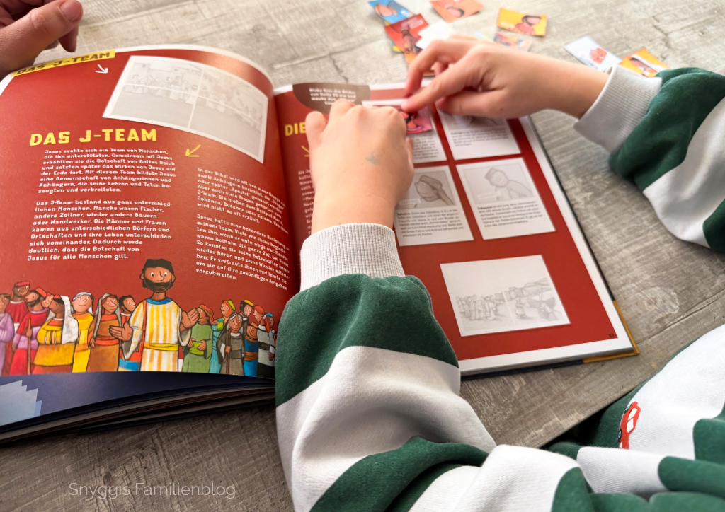 Das Jesus & Friends Sammelstickeralbum - Das J-Team. Megabuch. Deutsche Bibelgesellschaft. Buchvorstellung von Snyggis Familienblog