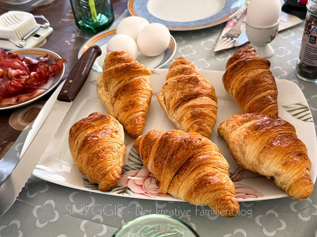 Croissants-zum-Fruehstueck-bei-Oma-und-Opa