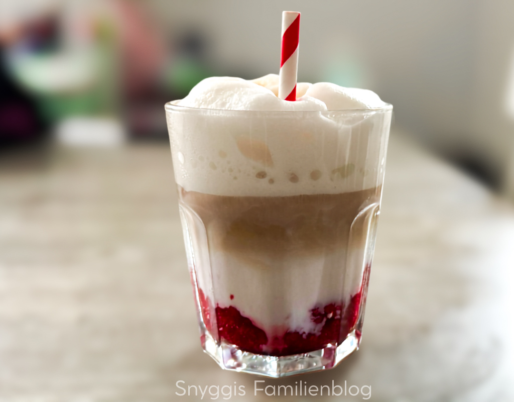 Iced Himbeer Latte mit Espresso oder Kaffee