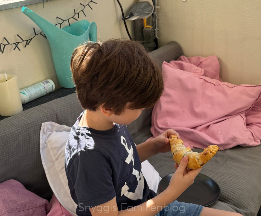 1 von 12 Sonntagmorgen mit Croissant auf dem Balkon