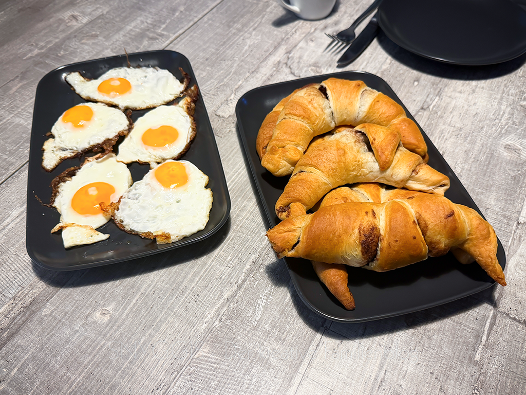 Sonntag
Erstmal wird gefrühstückt. 

Foto

Foto danach backen Quietschi und ich die neue Weizenrolle von Bäckers. Die können wir uns dann zum Abendbrot schmecken lassen.

Foto backen brot

Dann fahren wir mit dem Kleinen zur Domäne Dahlem. Er möchte suf den Feldwegen gerne Fahrrad fahren und Hühner füttern 

Foto

Wir bewundern die vielen Kürbisse im Feld. 

Foto

Am Ende gibts noch ein Eis: Joghurt-Himbeer

Foto

Zuhause essen wir noch Mittag und dann besuchen wir Oma und Opa und bringen Kuchen mit

Foto

Abends sind wir wieder zuhause und die Schultaschen werden gepackt