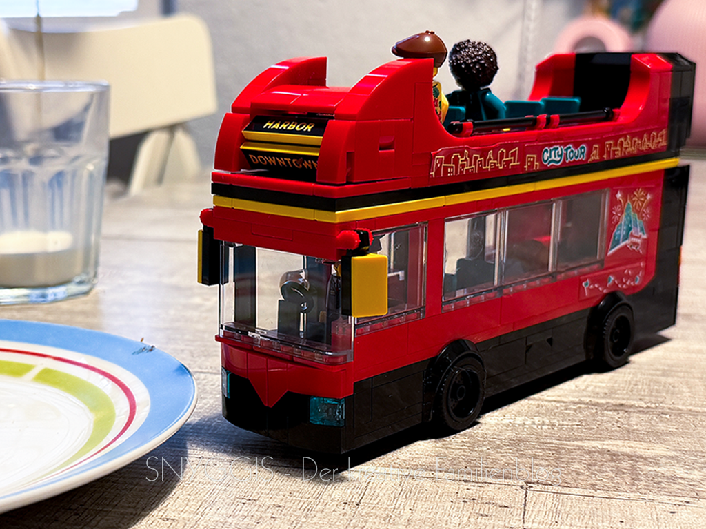 Bus auf dem Frühstückstisch